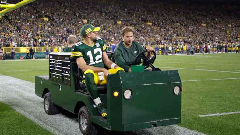 800AaronRodgersCartedOff-AP.jpg